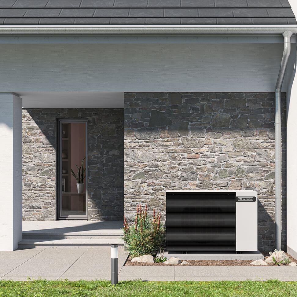 Warmtepomp buitenunit professioneel geïnstalleerd naast woning — HanVos